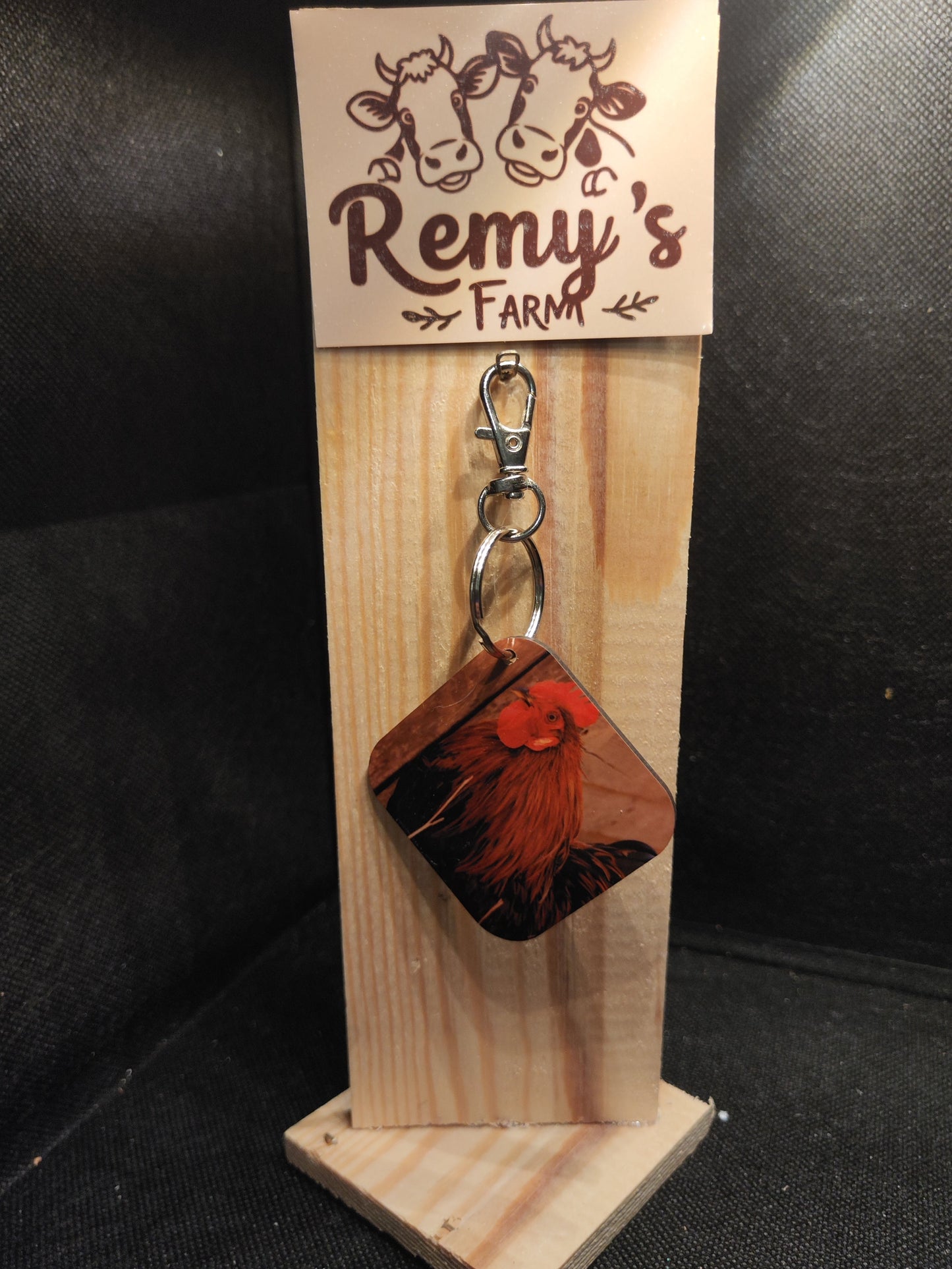 Porte-clé en bois carré décoré d’un coq